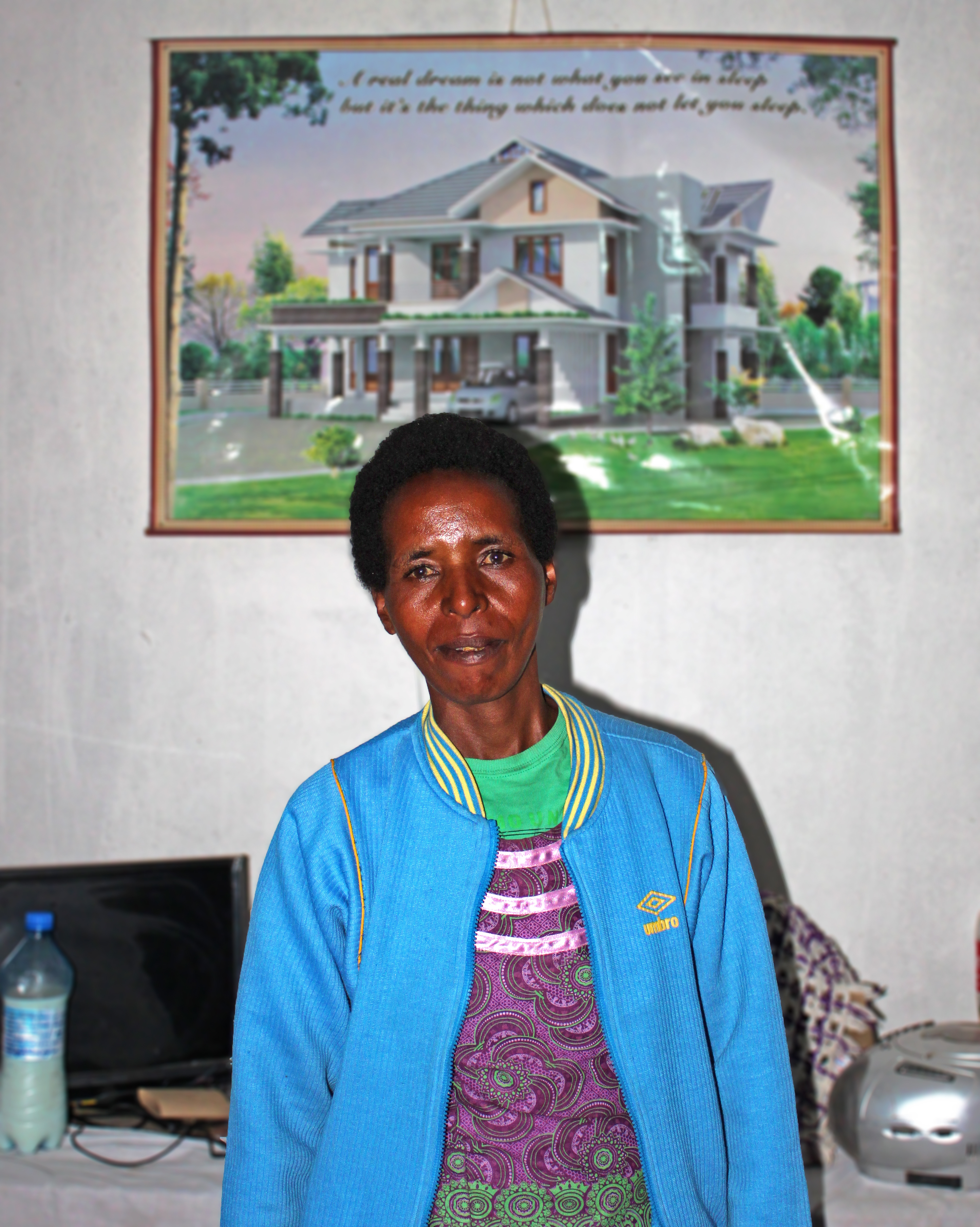 Esther Wangari in ihrem Wohnzimmer: Mit ihrem eigenen Grundstück und Haus hat sie sich einen Traum verwirklicht.