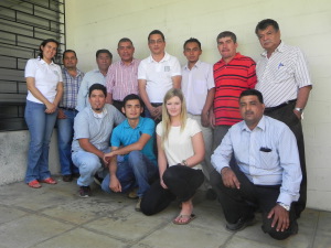 Der Vorstand der Nationalkoordinatoren in El Salvador beim monatlichen Zusammenkommen und ich zu Besuch.